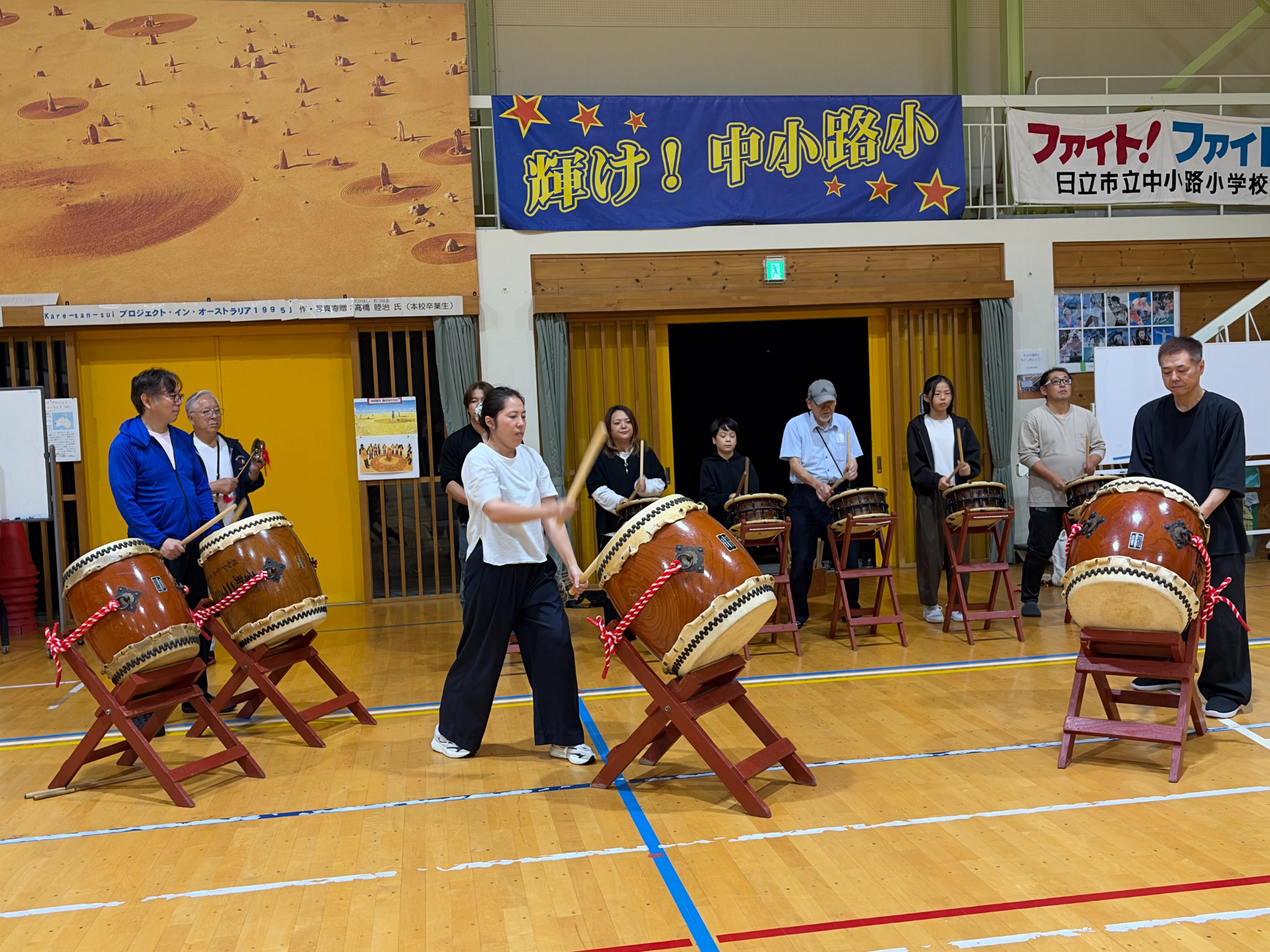 体育館での練習全景