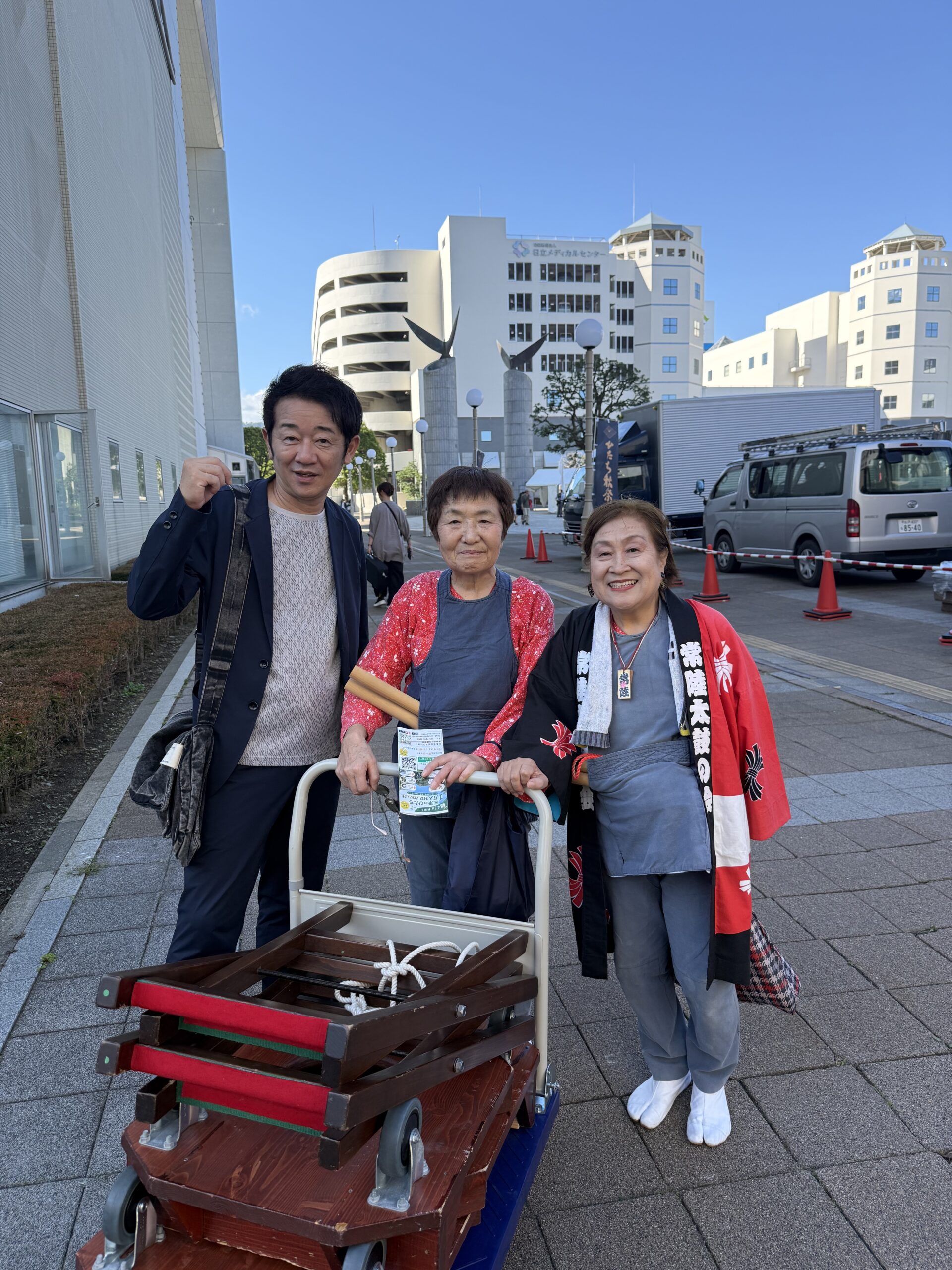 中学校時代の先生、地元の太鼓出演者との3人の記念写真