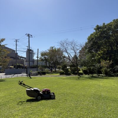 芝刈りを終えたなかこうじ児童公園と芝刈り機