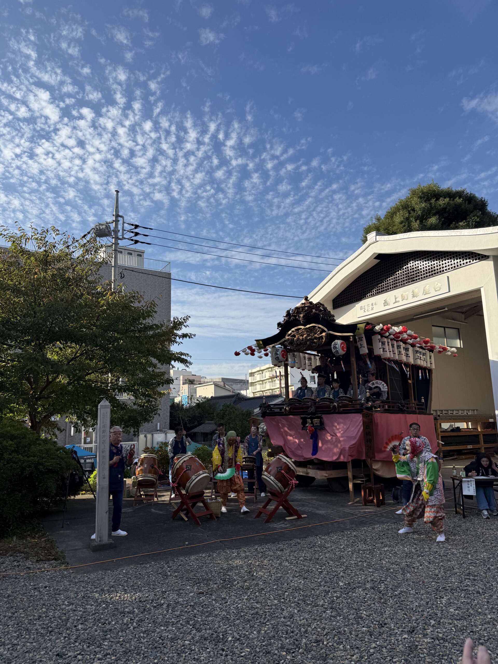 西上町舞屋台の前で披露される助川ばやし